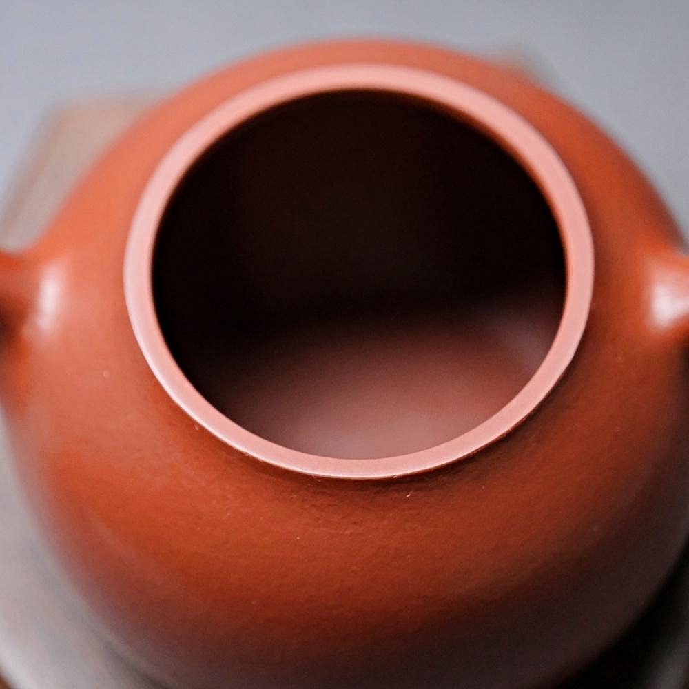 【全館滿599免運】許情朱泥茄瓜壼─180ml 茶壼 紫砂壼 工藝師手作 手工茶壼 宜興紫砂壺 附收藏證書【自在坊茶具】-細節圖6