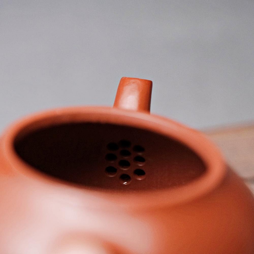 【全館滿599免運】許情朱泥茄瓜壼─180ml 茶壼 紫砂壼 工藝師手作 手工茶壼 宜興紫砂壺 附收藏證書【自在坊茶具】-細節圖7