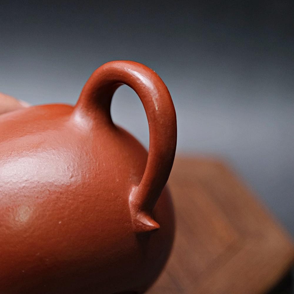 【全館滿599免運】許情朱泥茄瓜壼─180ml 茶壼 紫砂壼 工藝師手作 手工茶壼 宜興紫砂壺 附收藏證書【自在坊茶具】-細節圖9