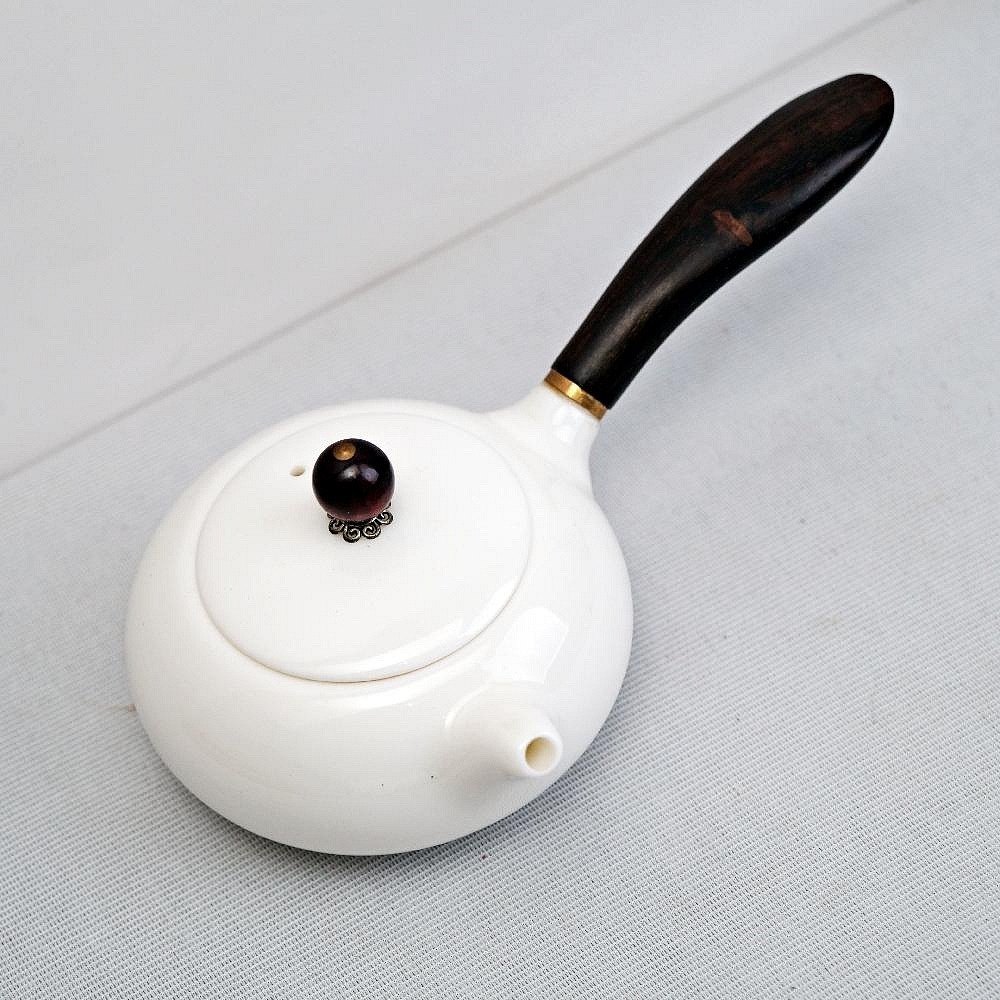 【自在坊茶具】玉瓷側把壺 白瓷黑檀木餅側把壺 瑩若凝脂 溫潤美白 精品茶壺 自用怡情 温馨相送 友誼聯絡 工商餽贈-細節圖4