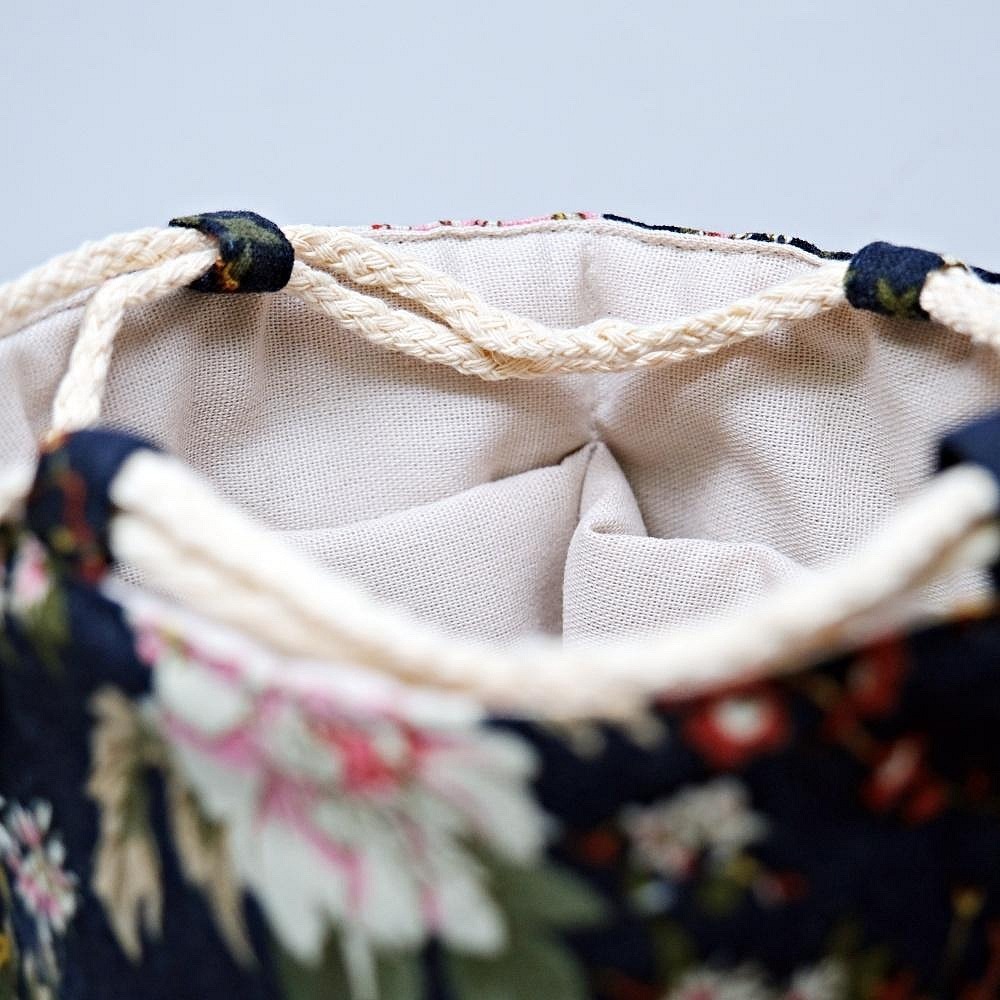 【自在坊茶具】茶具 五格束口收納袋─米/咖/灰/藍花 加厚款麻布保護布袋 抽繩棉布壺套 外出茶具提袋 旅行茶具 收納布包-細節圖4