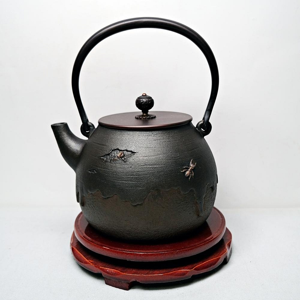 【自在坊茶具】螞蟻藏六造鑄鐵壺1.3L〔附贈壺叉〕藏六造 日本鑄鐵壺 老鐵壺 煮茶壺 燒水壺 鑄鐵茶壺【全館滿599免運-細節圖2
