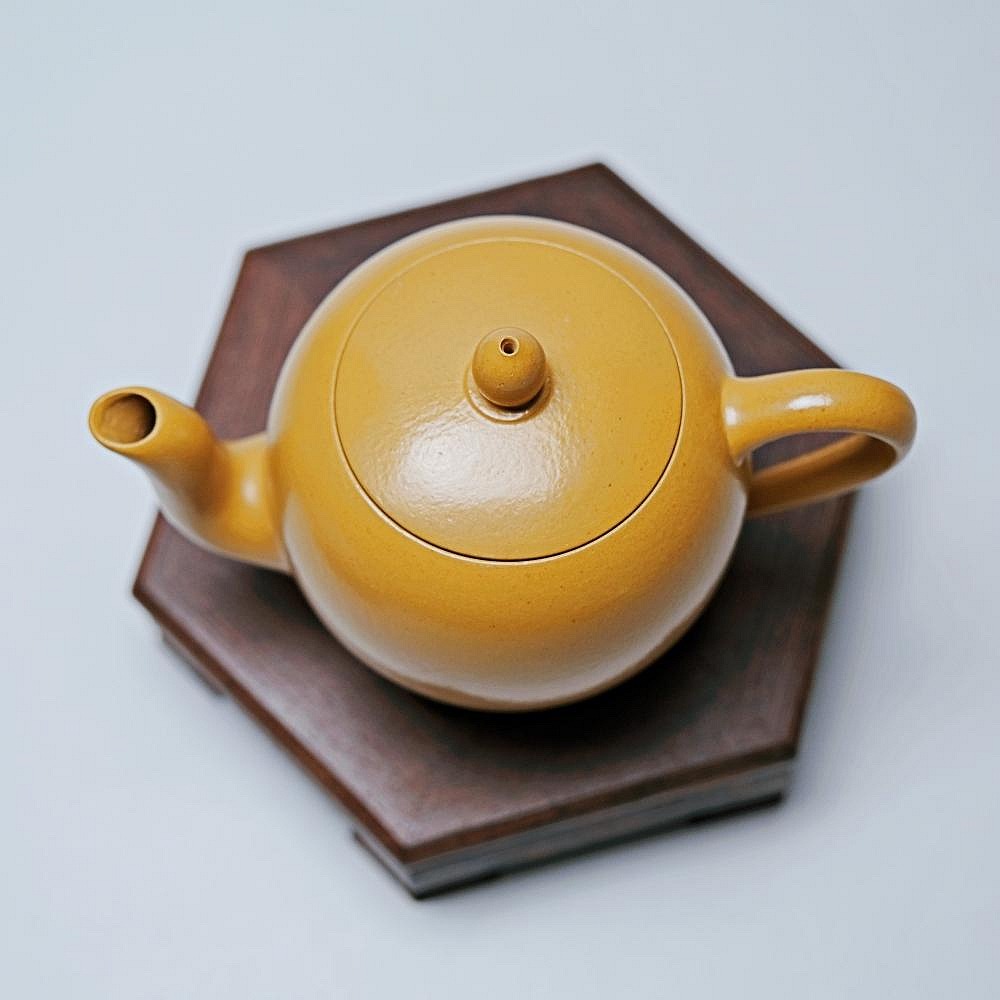 【自在坊茶具】徐玉鳳黃金朱泥美人肩壺─130ml 工藝師手作 原礦紫砂 宜興茶壺 一把好壺 出湯順暢 三寸不斷-細節圖2