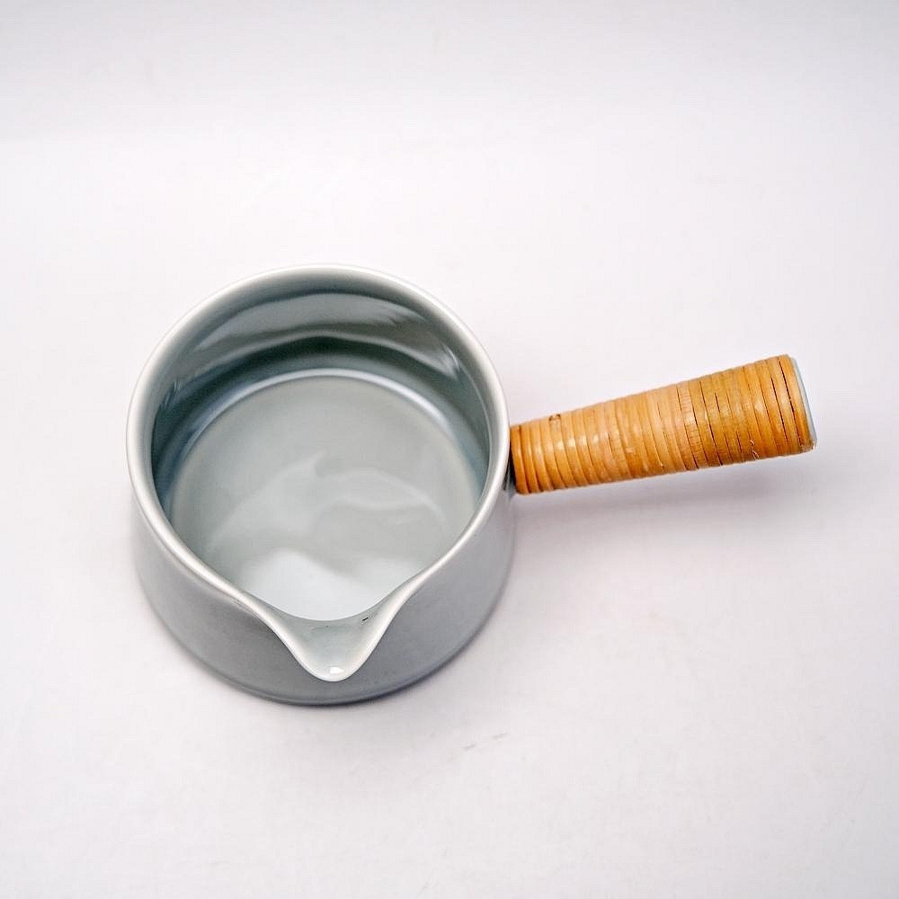 【自在坊茶具】冰灰釉藤編側把茶海─190ml 側把茶海 茶海 公道杯 陶瓷茶海 分茶器【滿599免運】-細節圖2