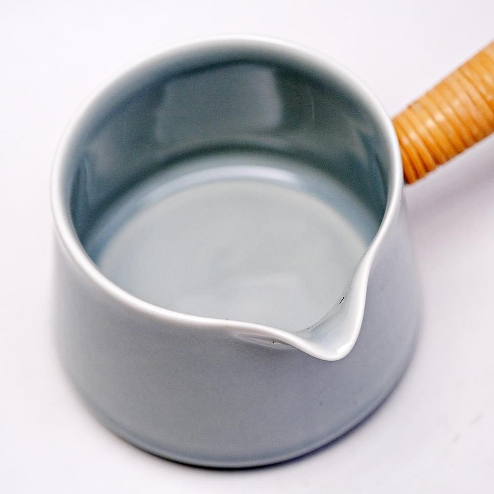 【自在坊茶具】冰灰釉藤編側把茶海─190ml 側把茶海 茶海 公道杯 陶瓷茶海 分茶器【滿599免運】-細節圖3