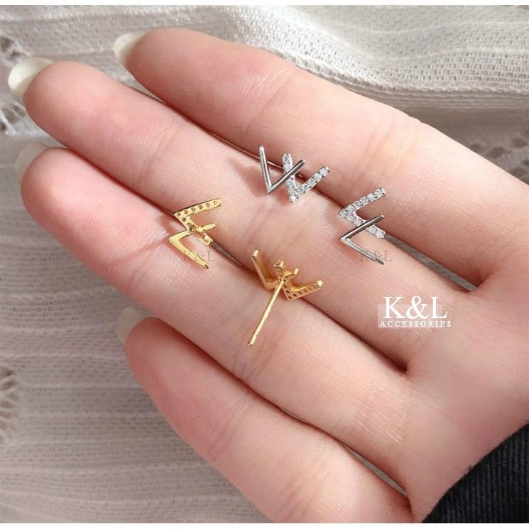 現貨。【全純銀輕14K金】歐美雙V微鑽 字母耳環 W耳環 輕奢系列 氣質 簡約 百搭 情人節 禮物  生日 耳環 小耳環-細節圖3