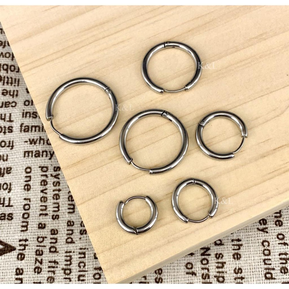 現貨。歐美嘻哈經典款 316L西德鋼 醫療鋼 鈦鋼耳環 圈圈耳環 耳環 鈦鋼耳環 耳扣 鈦鋼圈圈 扣式耳環 耳骨-細節圖4