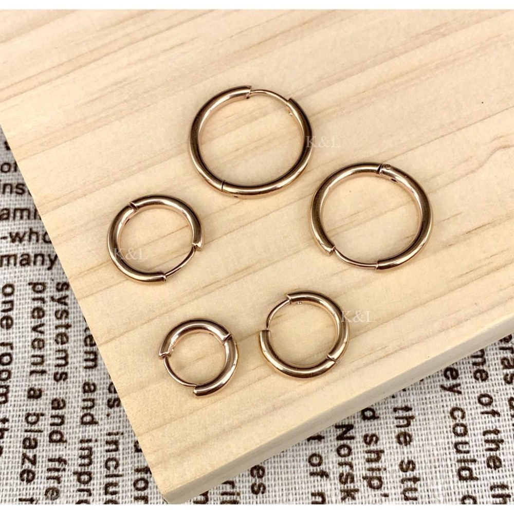 現貨。歐美嘻哈經典款 316L西德鋼 醫療鋼 鈦鋼耳環 圈圈耳環 耳環 鈦鋼耳環 耳扣 鈦鋼圈圈 扣式耳環 耳骨-細節圖7