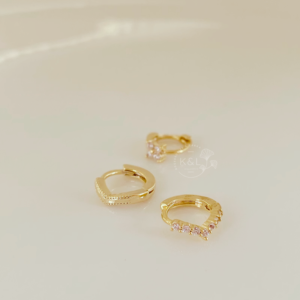 現貨。簡約V型小花鑲鑽小耳圈耳環 耳骨 日常配戴 通勤耳環 耳扣 耳針 耳環 飾品 耳扣耳環 扣式 針式耳環 禮物-細節圖5