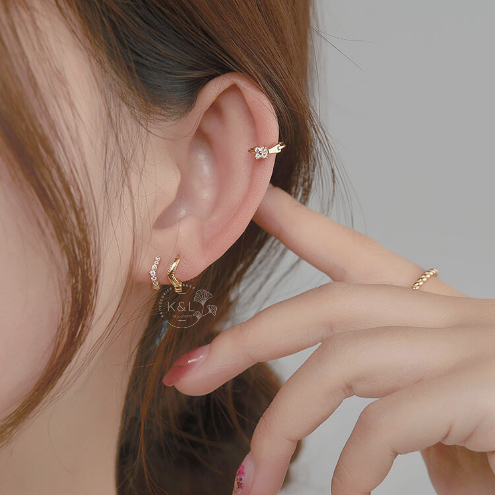 現貨。簡約V型小花鑲鑽小耳圈耳環 耳骨 日常配戴 通勤耳環 耳扣 耳針 耳環 飾品 耳扣耳環 扣式 針式耳環 禮物-細節圖6