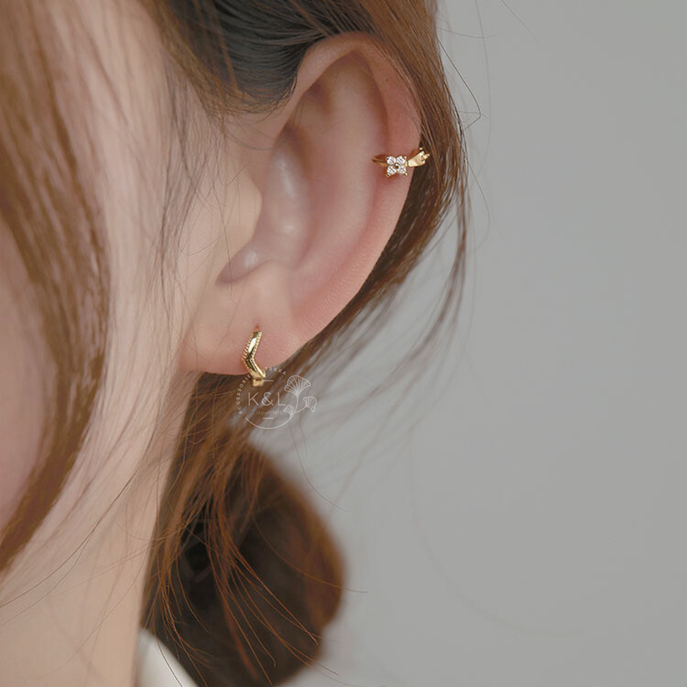 現貨。簡約V型小花鑲鑽小耳圈耳環 耳骨 日常配戴 通勤耳環 耳扣 耳針 耳環 飾品 耳扣耳環 扣式 針式耳環 禮物-細節圖7