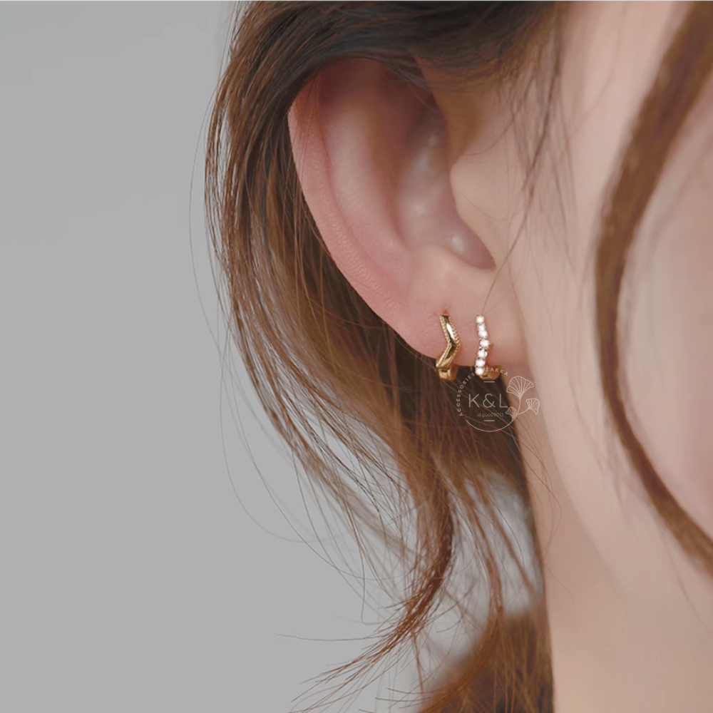 現貨。簡約V型小花鑲鑽小耳圈耳環 耳骨 日常配戴 通勤耳環 耳扣 耳針 耳環 飾品 耳扣耳環 扣式 針式耳環 禮物-細節圖8