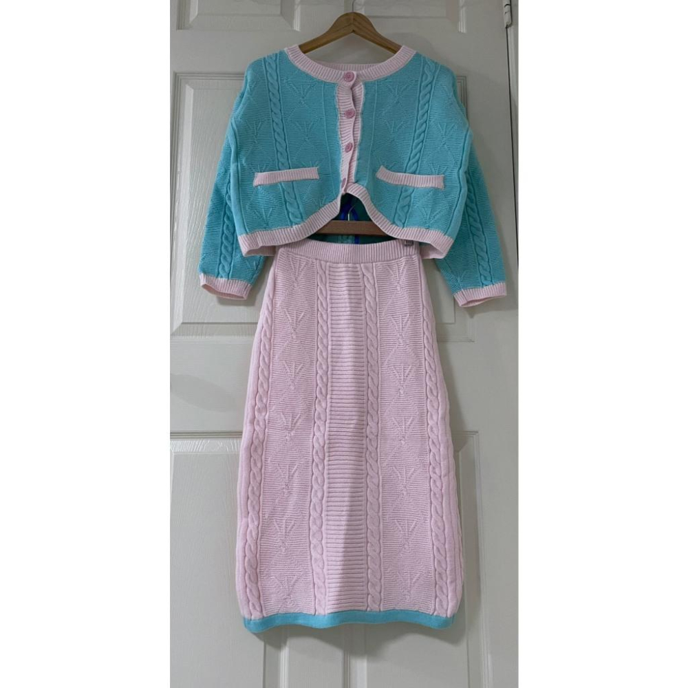 全新台灣現貨 多巴胺小個子鹽系洋氣小香風針織毛衣+裙子兩件套裝-細節圖5