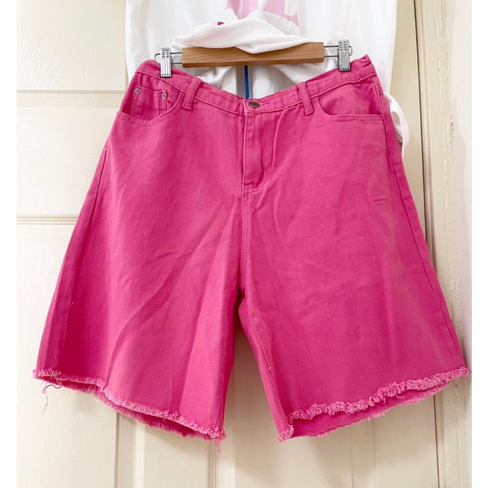 全新台灣現貨大碼 字母印花白色上衣 桃粉色A字毛邊牛仔中褲 牛仔短褲-細節圖5