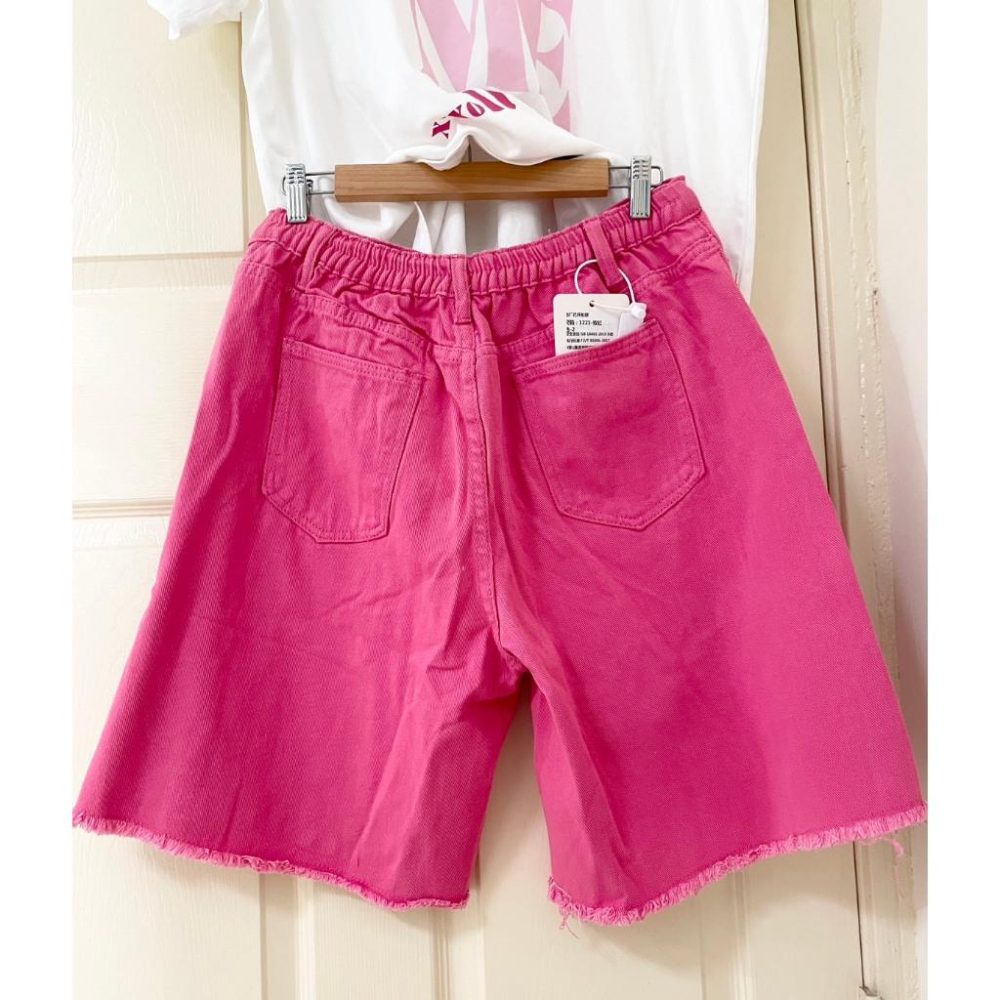 全新台灣現貨大碼 字母印花白色上衣 桃粉色A字毛邊牛仔中褲 牛仔短褲-細節圖6