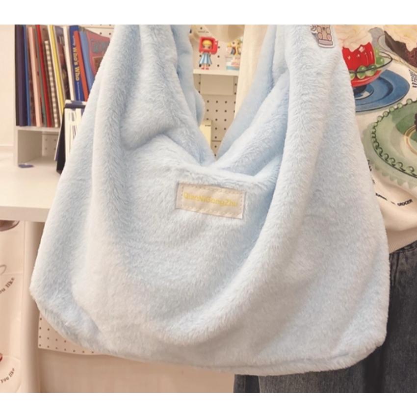 全新台灣現貨 純色百搭軟毛絨斜背包 少女學生大容量單肩包-細節圖4