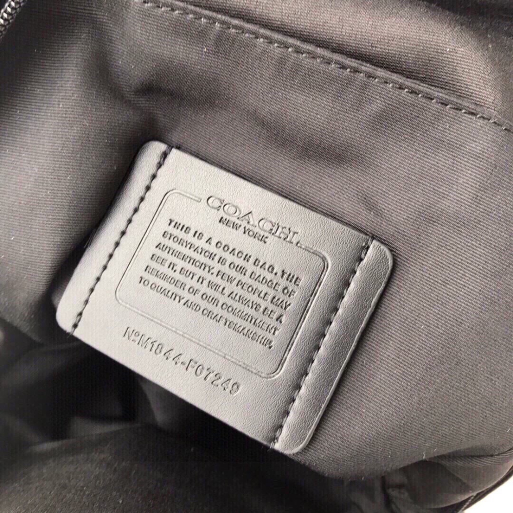 （momo shop）Coach 蔻馳 新款 PVC配皮 男士胸包 單肩包 F67249-細節圖3