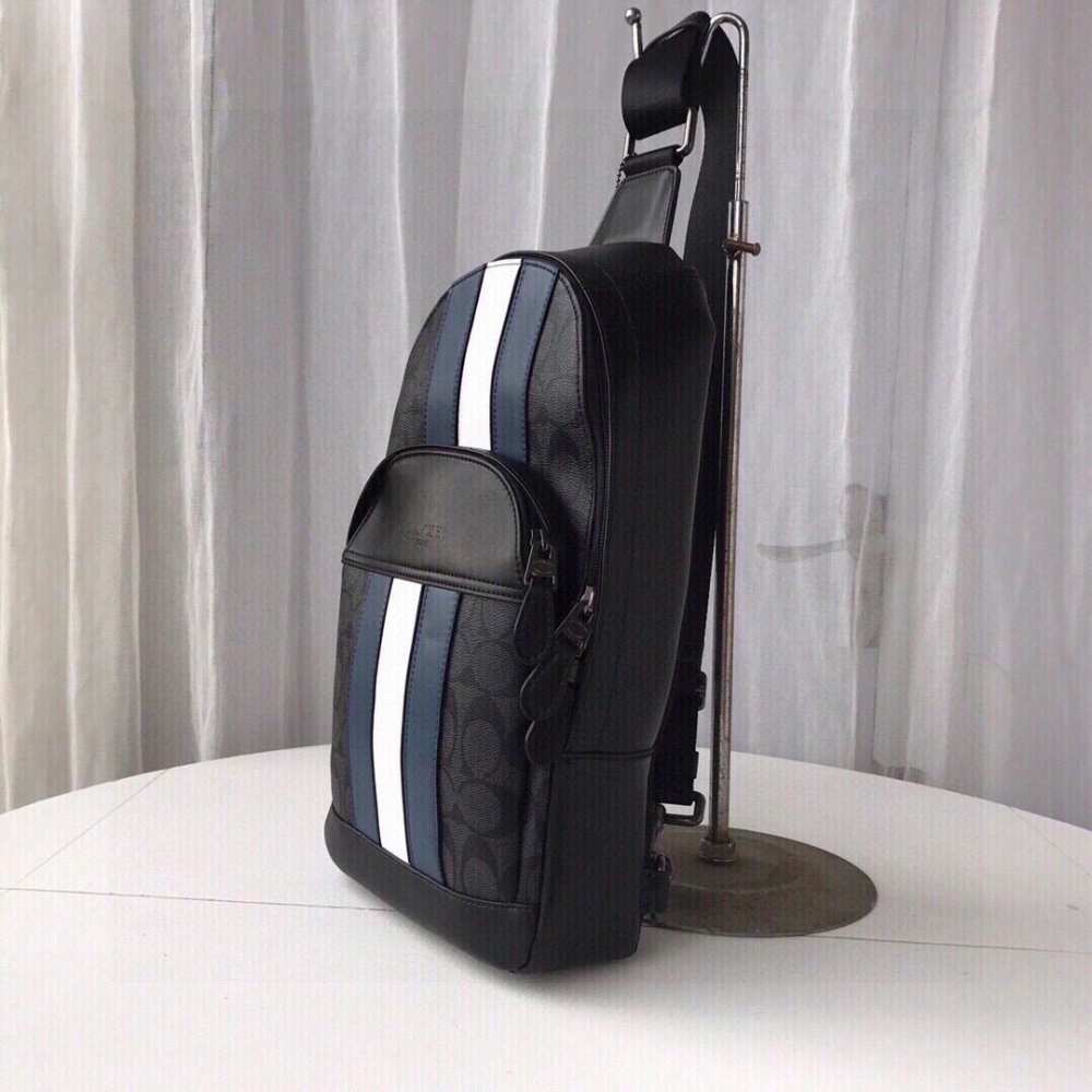 （momo shop）Coach 蔻馳 新款 PVC配皮 男士胸包 單肩包 F67249-細節圖5