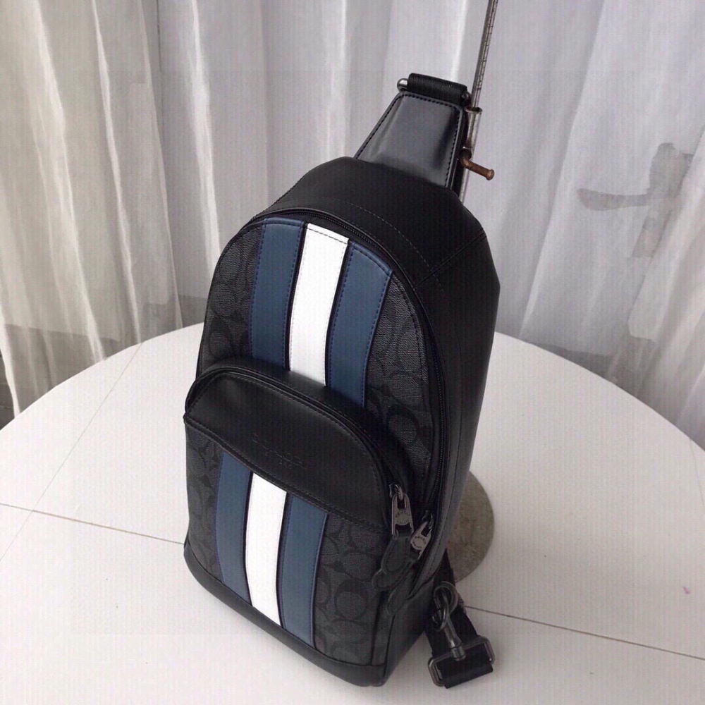 （momo shop）Coach 蔻馳 新款 PVC配皮 男士胸包 單肩包 F67249-細節圖7