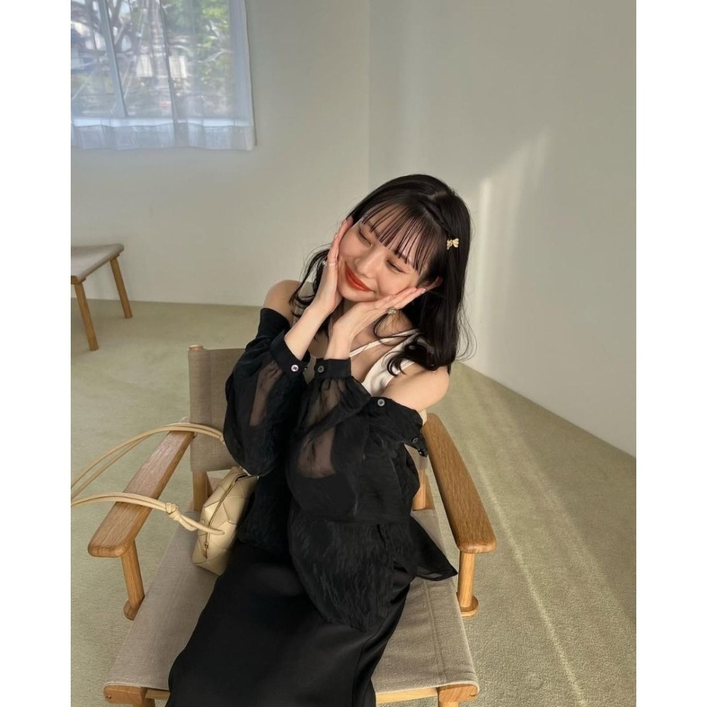 🐈 快來帶走我的二手衣  🐈 日本正品 hinari 日本大人氣！仙女透膚澎袖襯衫 黑色 透明系排釦罩衫 日牌-細節圖2