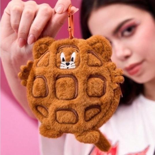 正版聯名 TOM&JERRY湯姆貓和傑利鼠 85周年 造型絨毛萬用包吊飾零錢包-細節圖3