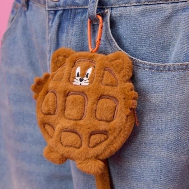 正版聯名 TOM&JERRY湯姆貓和傑利鼠 85周年 造型絨毛萬用包吊飾零錢包-細節圖5