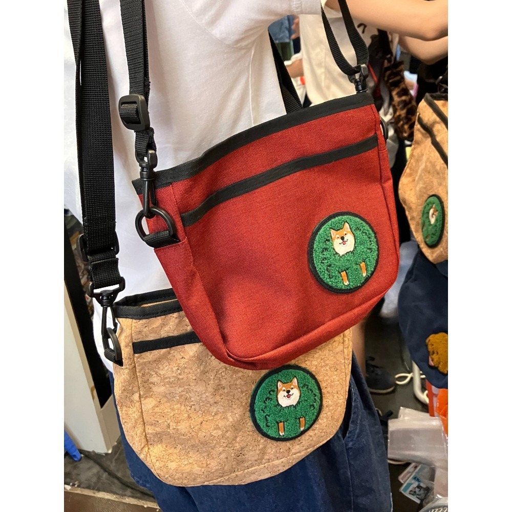 🎄聖誕交換禮物399：柴犬刺繡貼布小隨身側背包（頭從草叢鑽出的柴犬）-細節圖3