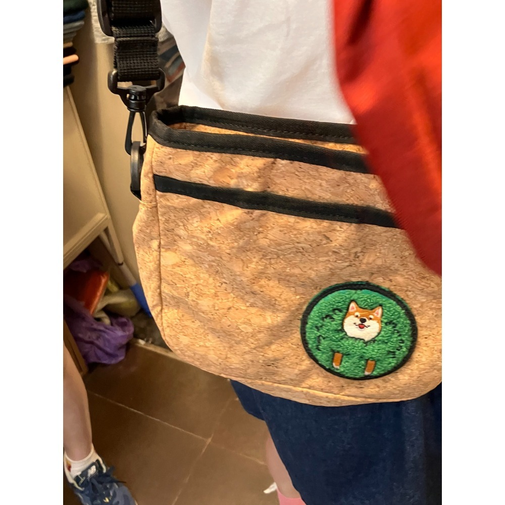 🎄聖誕交換禮物399：柴犬刺繡貼布小隨身側背包（頭從草叢鑽出的柴犬）-細節圖4