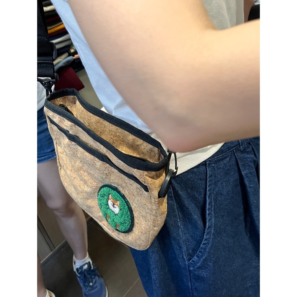 🎄聖誕交換禮物399：柴犬刺繡貼布小隨身側背包（頭從草叢鑽出的柴犬）-細節圖5