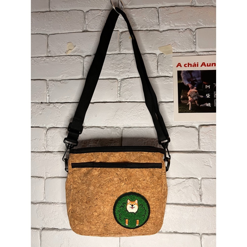 🎄聖誕交換禮物399：柴犬刺繡貼布小隨身側背包（頭從草叢鑽出的柴犬）-細節圖6