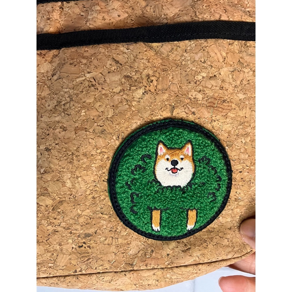 🎄聖誕交換禮物399：柴犬刺繡貼布小隨身側背包（頭從草叢鑽出的柴犬）-細節圖7