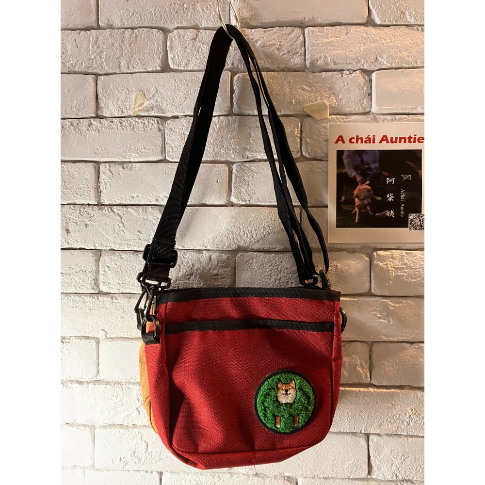 🎄聖誕交換禮物399：柴犬刺繡貼布小隨身側背包（頭從草叢鑽出的柴犬）-細節圖8