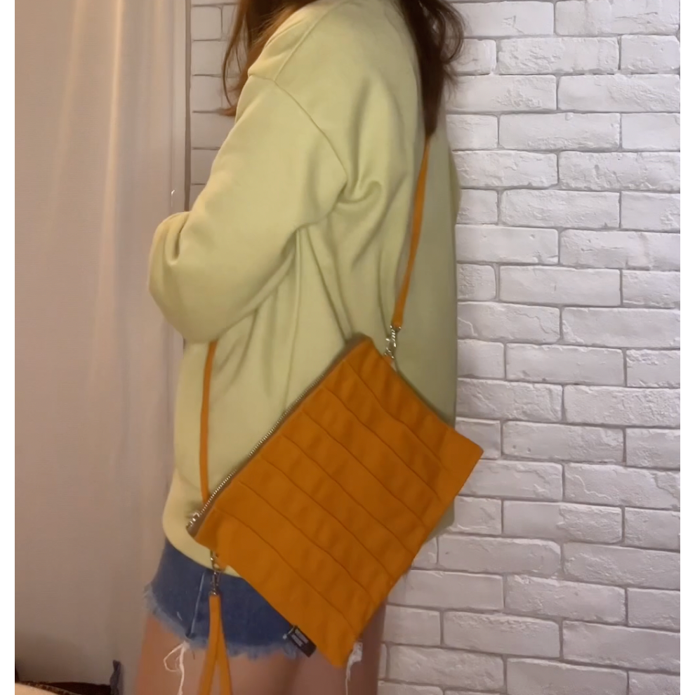 🎄聖誕交換禮物499：（橘色）設計師皺摺手拿包/斜背包-細節圖2