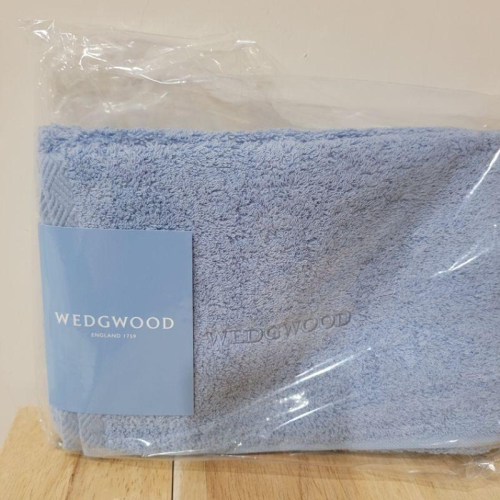 全新Wedgwood 葡萄牙製100％精梳眠刺繡logo藍色枕巾一條