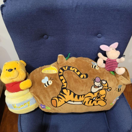 8成新日本迪士尼樂園限定維尼收藏必看巨型樹幹抱枕上有跳跳虎維尼小豬娃娃玩偶