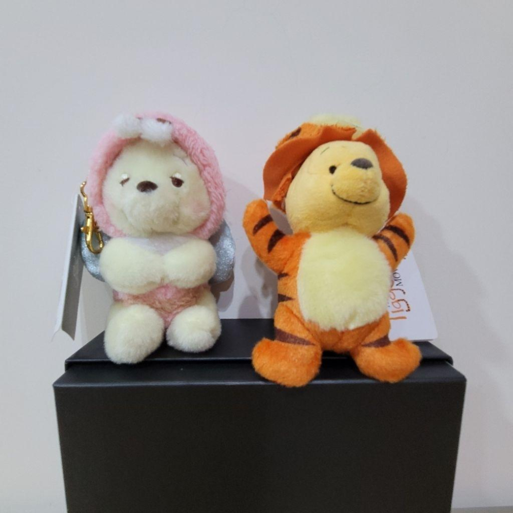 全新日本迪士尼商店2023粉紅蜂蜜維尼鑰匙圈與2022虎年變裝老虎維尼小熊維尼娃娃玩偶吊飾兩隻一起帶走-細節圖2