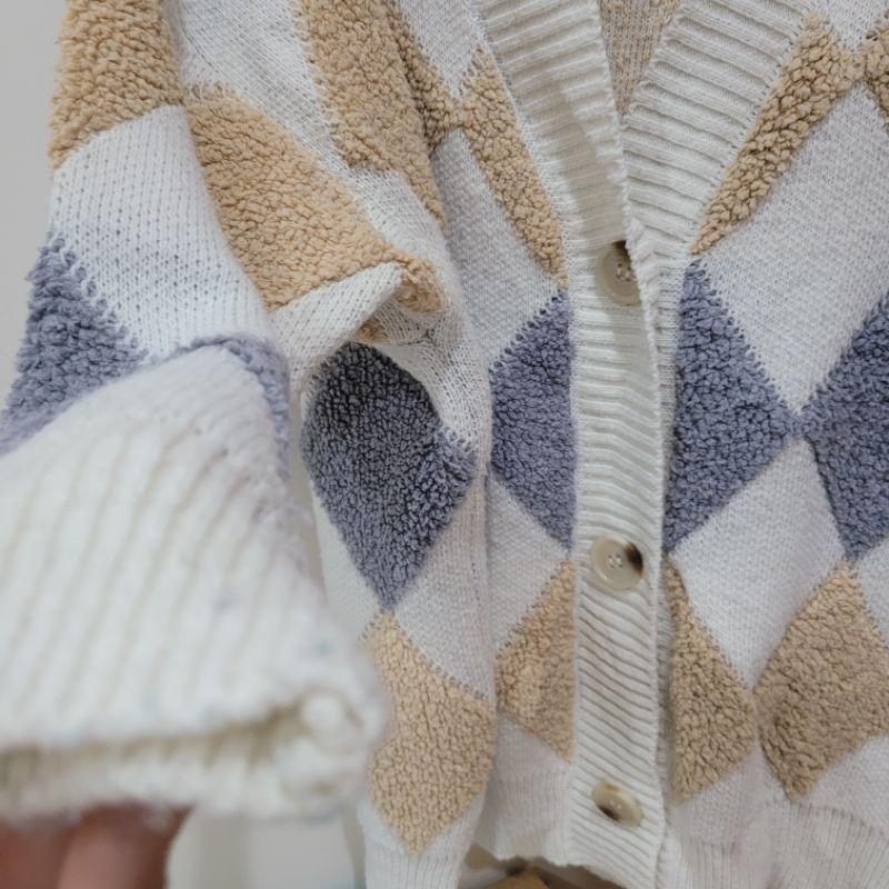 七成新olive des olive 白色開襟菱格紋區針織毛呢外套L號與無牌95新貂毛感粉嫩彩色玫瑰金扣開襟毛外套-細節圖3