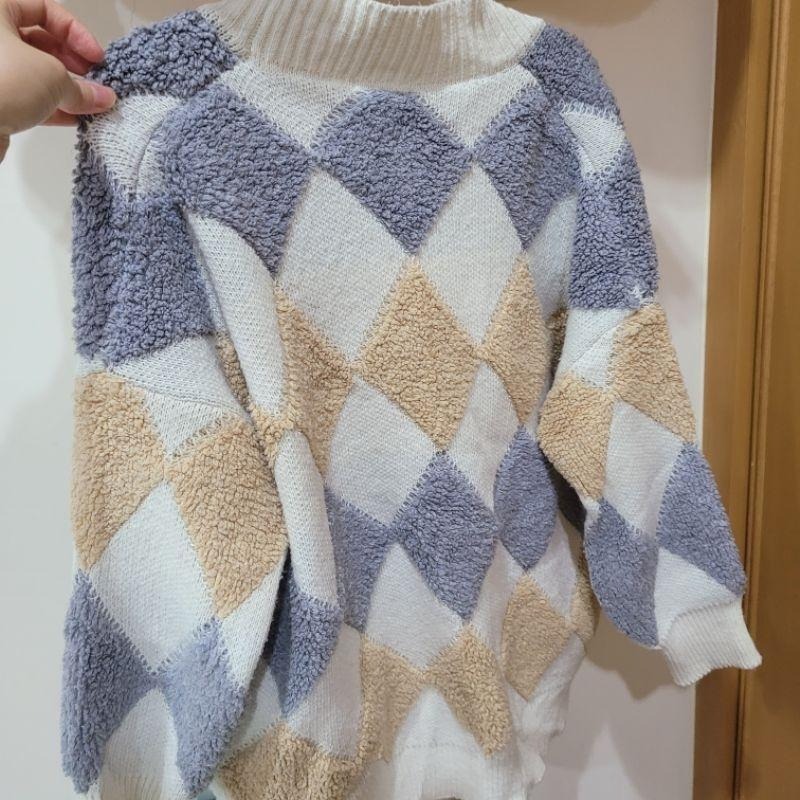 七成新olive des olive 白色開襟菱格紋區針織毛呢外套L號與無牌95新貂毛感粉嫩彩色玫瑰金扣開襟毛外套-細節圖4