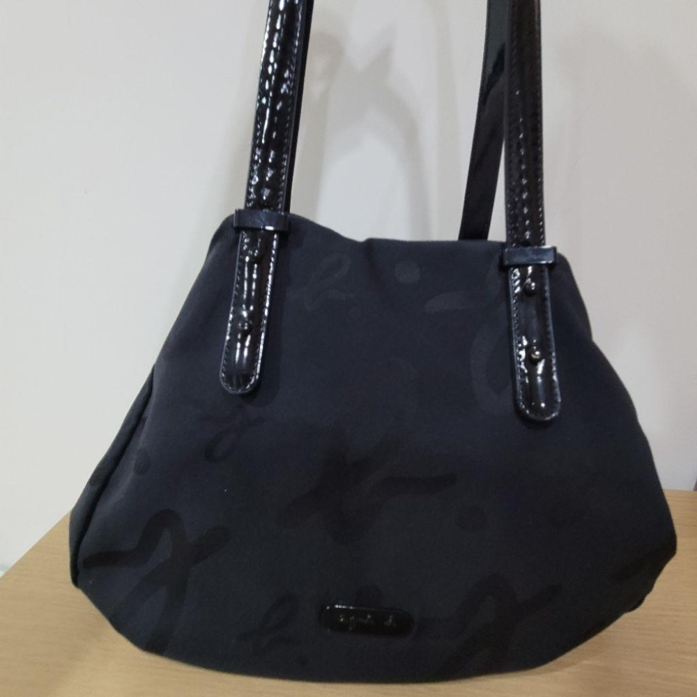 七成新agnes b黑色輕便真皮提把尼龍肩背包與95新agnes b voyage 桃紅色零錢包票卡夾真皮無鈔票平放夾-細節圖2