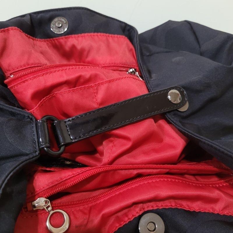 七成新agnes b黑色輕便真皮提把尼龍肩背包與95新agnes b voyage 桃紅色零錢包票卡夾真皮無鈔票平放夾-細節圖4