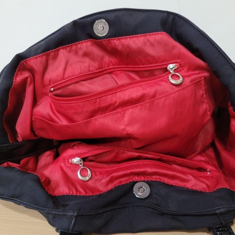 七成新agnes b黑色輕便真皮提把尼龍肩背包與95新agnes b voyage 桃紅色零錢包票卡夾真皮無鈔票平放夾-細節圖5