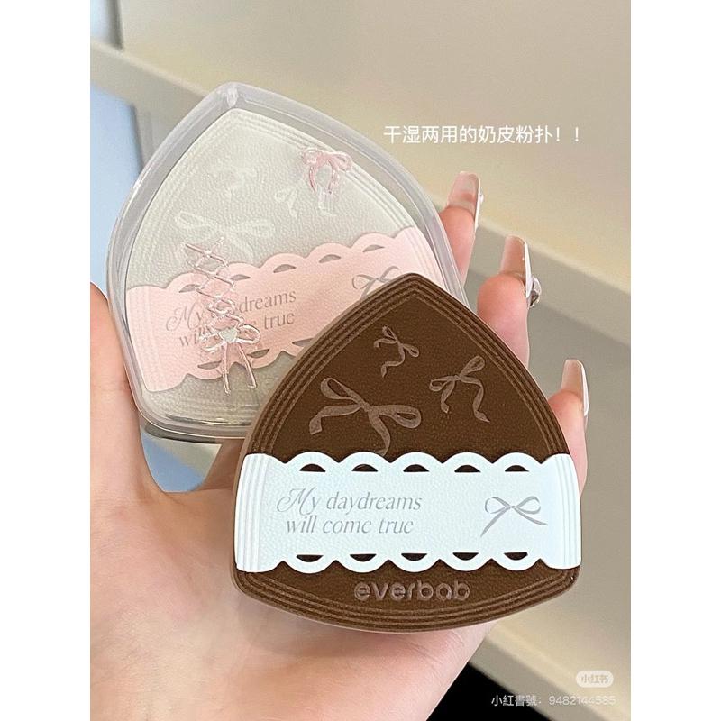新品現貨｜送收納盒！𝙀𝙑𝙀𝙍𝘽𝘼𝘽艾蓓拉蝴蝶結奶皮粉撲🎀蝴蝶結拇指粉撲🫧-細節圖6