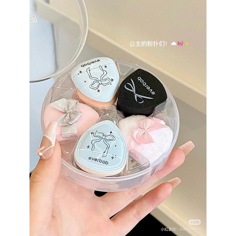 新品現貨｜送收納盒！𝙀𝙑𝙀𝙍𝘽𝘼𝘽艾蓓拉蝴蝶結奶皮粉撲🎀蝴蝶結拇指粉撲🫧-細節圖8