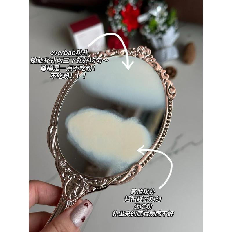 新品現貨｜送收納盒！𝙀𝙑𝙀𝙍𝘽𝘼𝘽艾蓓拉奶皮氣墊粉撲2入🫧-細節圖3