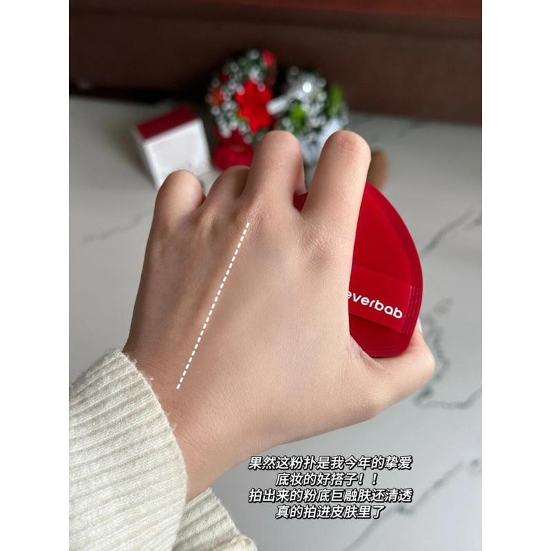 新品現貨｜送收納盒！𝙀𝙑𝙀𝙍𝘽𝘼𝘽艾蓓拉奶皮氣墊粉撲2入🫧-細節圖4