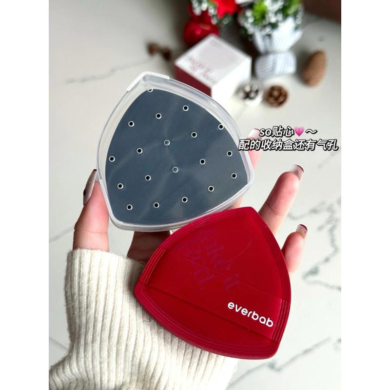 新品現貨｜送收納盒！𝙀𝙑𝙀𝙍𝘽𝘼𝘽艾蓓拉奶皮氣墊粉撲2入🫧-細節圖5