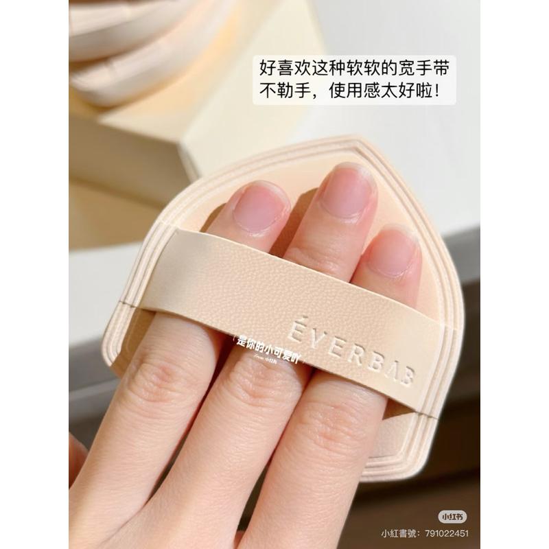 新品現貨｜送收納盒！𝙀𝙑𝙀𝙍𝘽𝘼𝘽艾蓓拉奶皮氣墊粉撲2入🫧-細節圖9