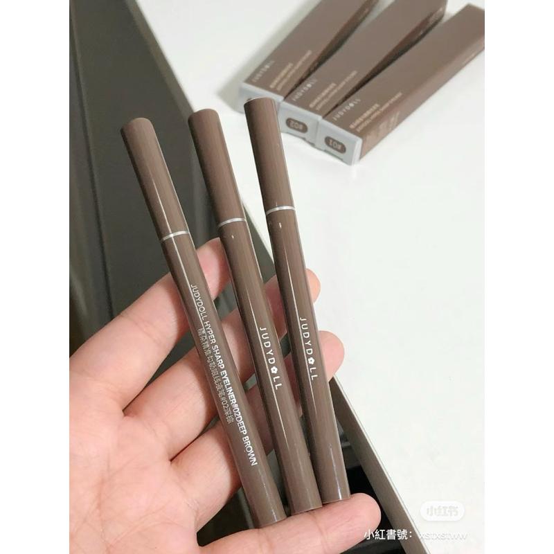 新品現貨｜𝙅𝙪𝙙𝙮𝙙𝙤𝙡𝙡 橘朵極細眼線液筆💭跟針頭一樣細的筆頭！🤭-細節圖3