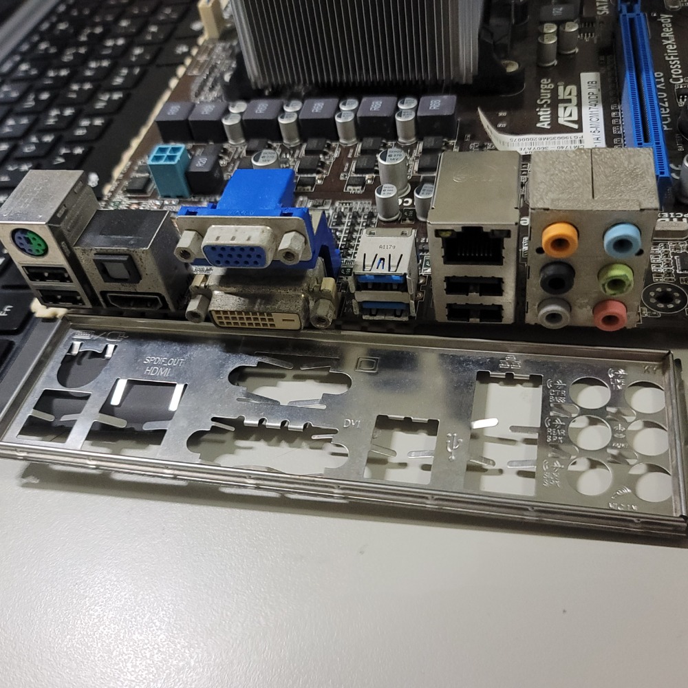 [FM1半套主機］Asus F1A75-M/CM1740/DP_MB + A6 3600 附檔板 二手電腦-細節圖2