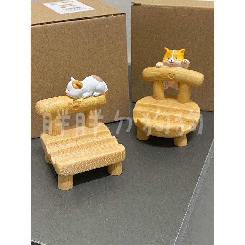 《胖胖ㄉ狗狗》*現貨*手機架 桌面擺件 擺飾 可愛 居家生活 居家用品 居家裝飾 小椅子 小凳子 貓狗手機架 眼鏡架-細節圖2